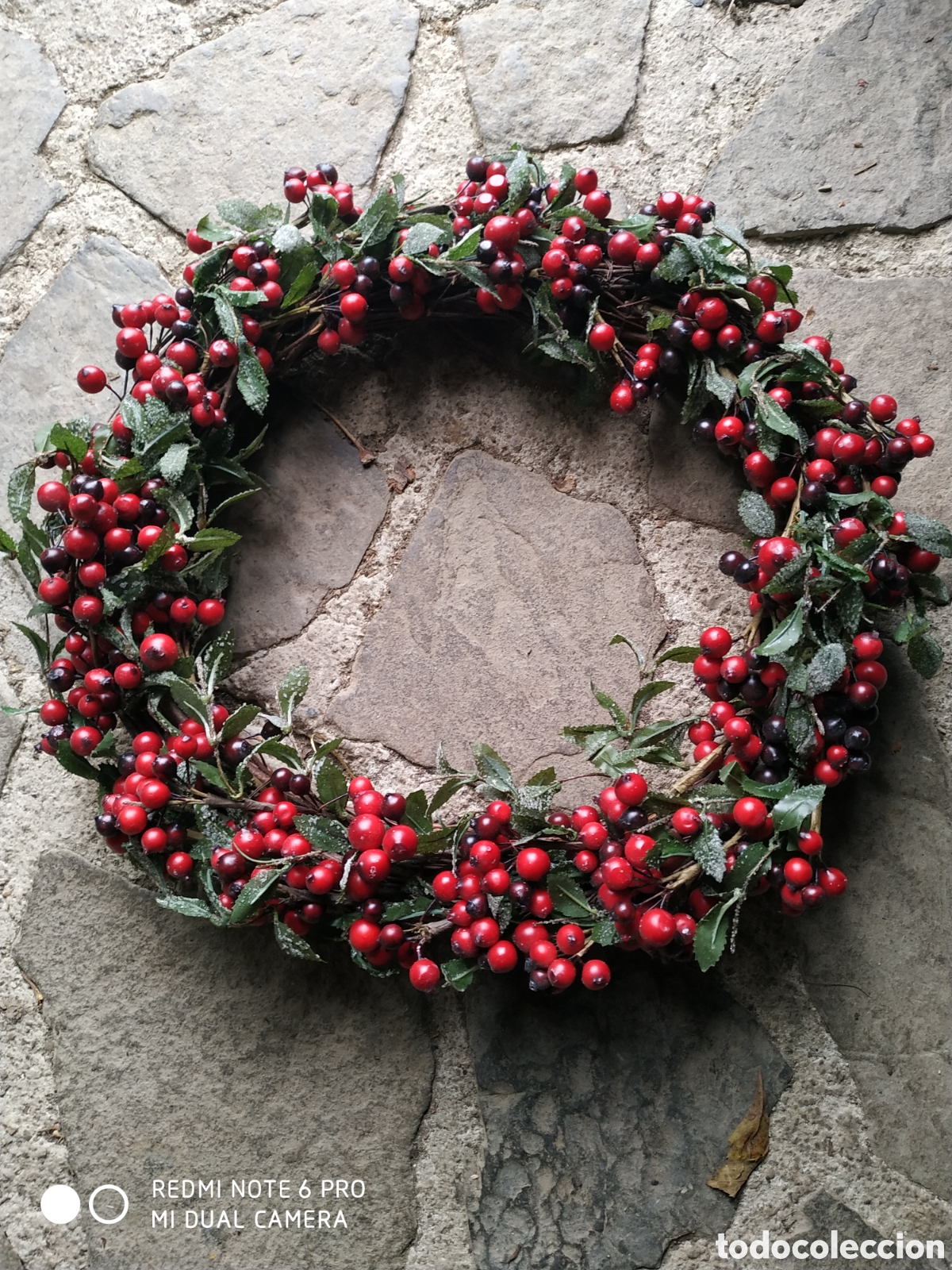 Segunda mano: Rueda de navidad decorada con bayas silvestres rojas