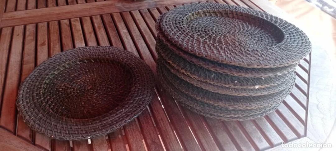 Segunda mano: 8 bajo platos de rat&aacute;n marr&oacute;n.