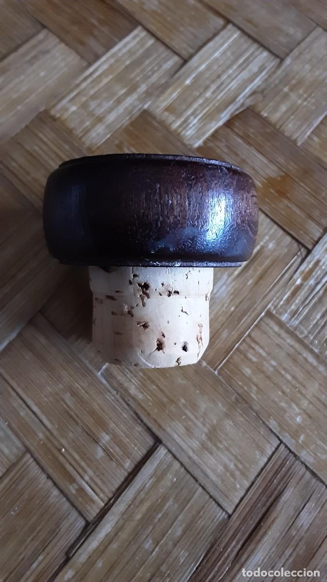 Segunda mano: TAP&Oacute;N DE MADERA para botella o licorera