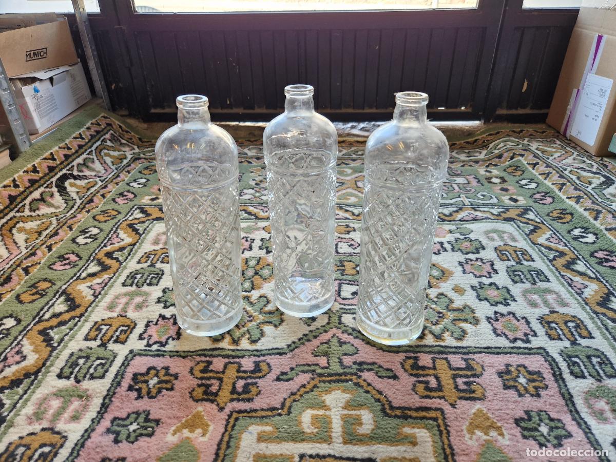 Segunda mano: 3 BONITAS BOTELLAS DE CRISTAL. 28 CM DE ALTURA.