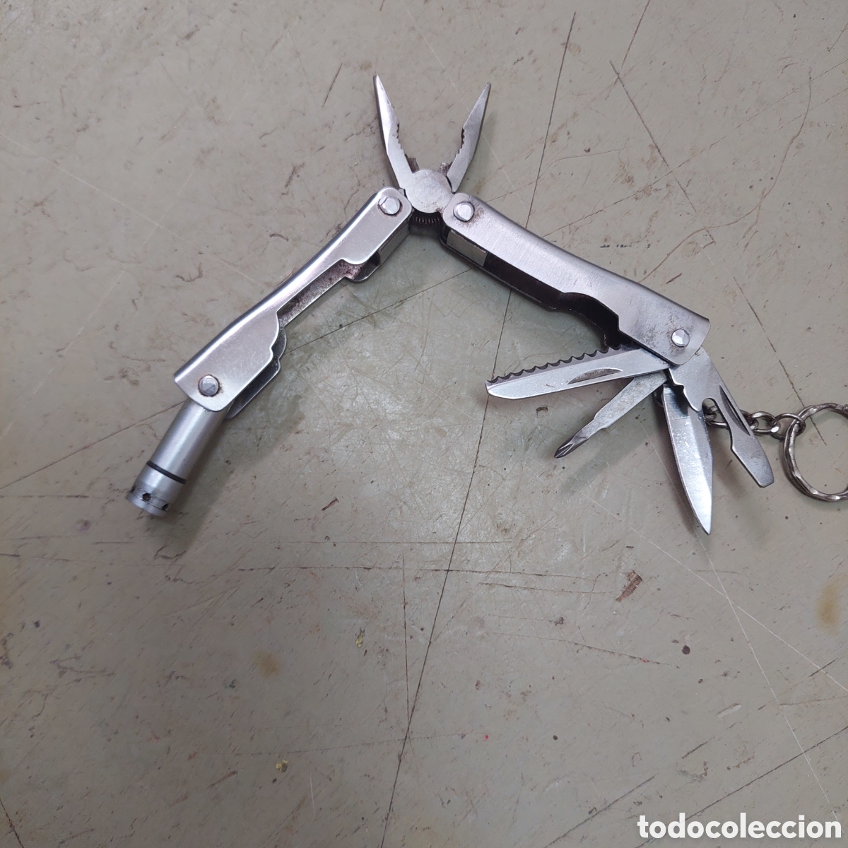Segunda mano: Llavero multiherramienta.