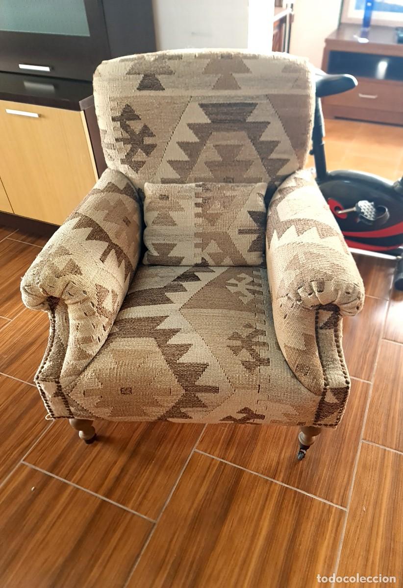 Segunda mano: Butaca estilo English Roll Arm con tapizado Kilim artesanal y patas torneadas