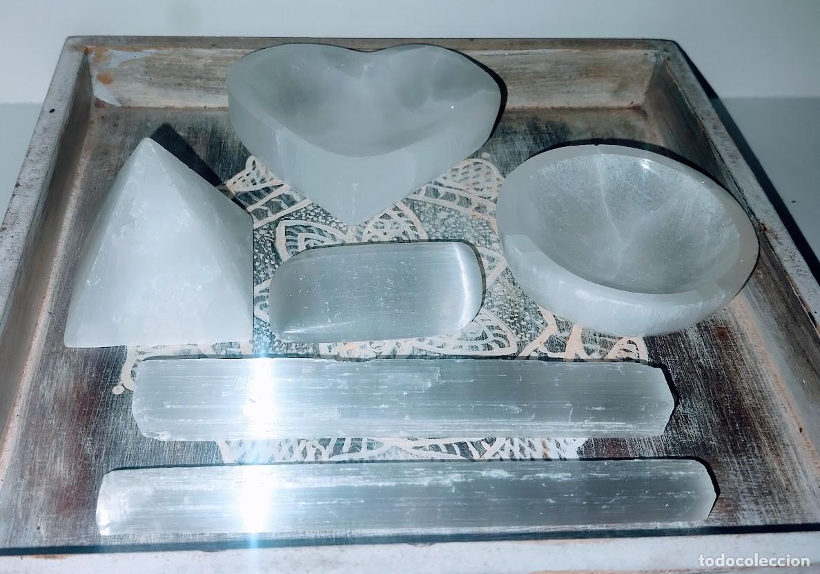 Segunda mano: Lote de piezas de Selenita natural - Dos platos - Dos barras - Una pir&aacute;mide - Una pieza oval