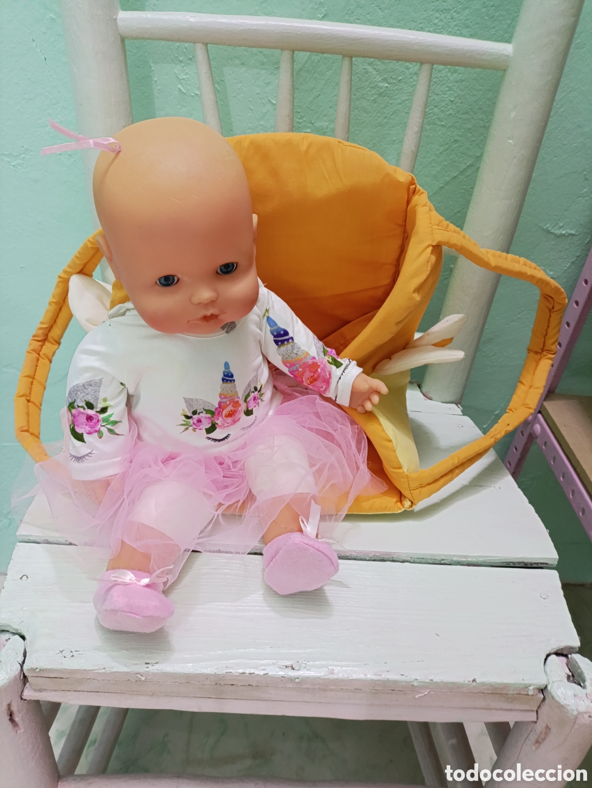 Segunda mano: Mu&ntilde;ecas de Famosa con vestido, botitas y portabeb&eacute;s de Arias