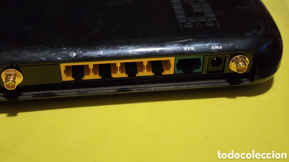 Segunda mano: Lote Equipos de Red: Cablem&oacute;dem Cisco EPC3208 + Router LevelOne (Para piezas/Pruebas)