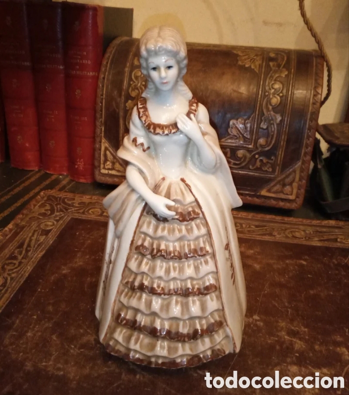 Segunda mano: Antigua figura de porcelana con m&uacute;sica