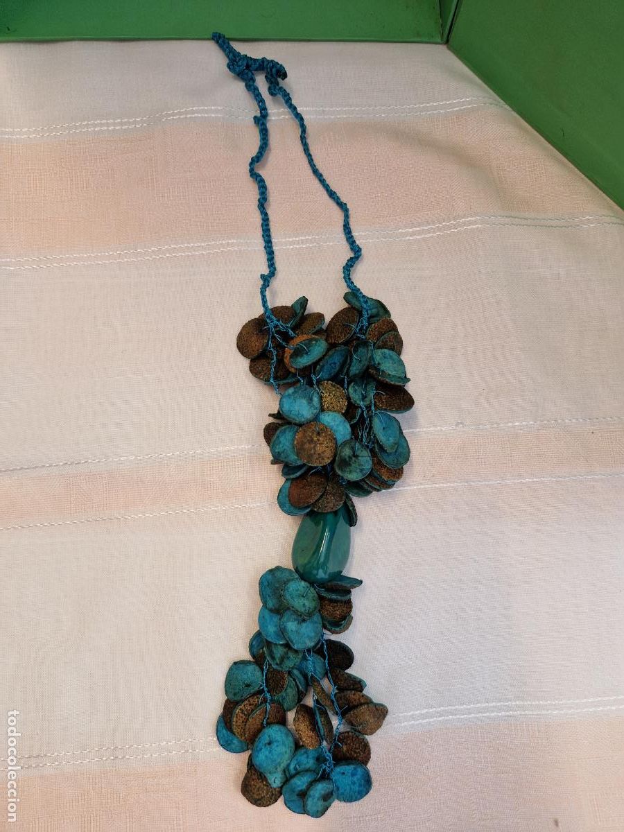 Segunda mano: BONITO COLLAR. FLORES DISECADAS. COLOR AZUL. 40 CM DE LARGO