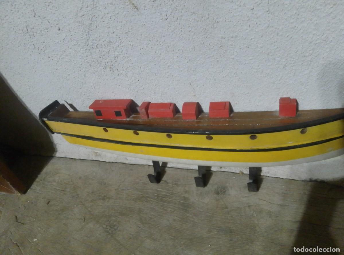 Segunda mano: Percha, perchero, colgador de madera con maqueta de barco. El Corte Ingles