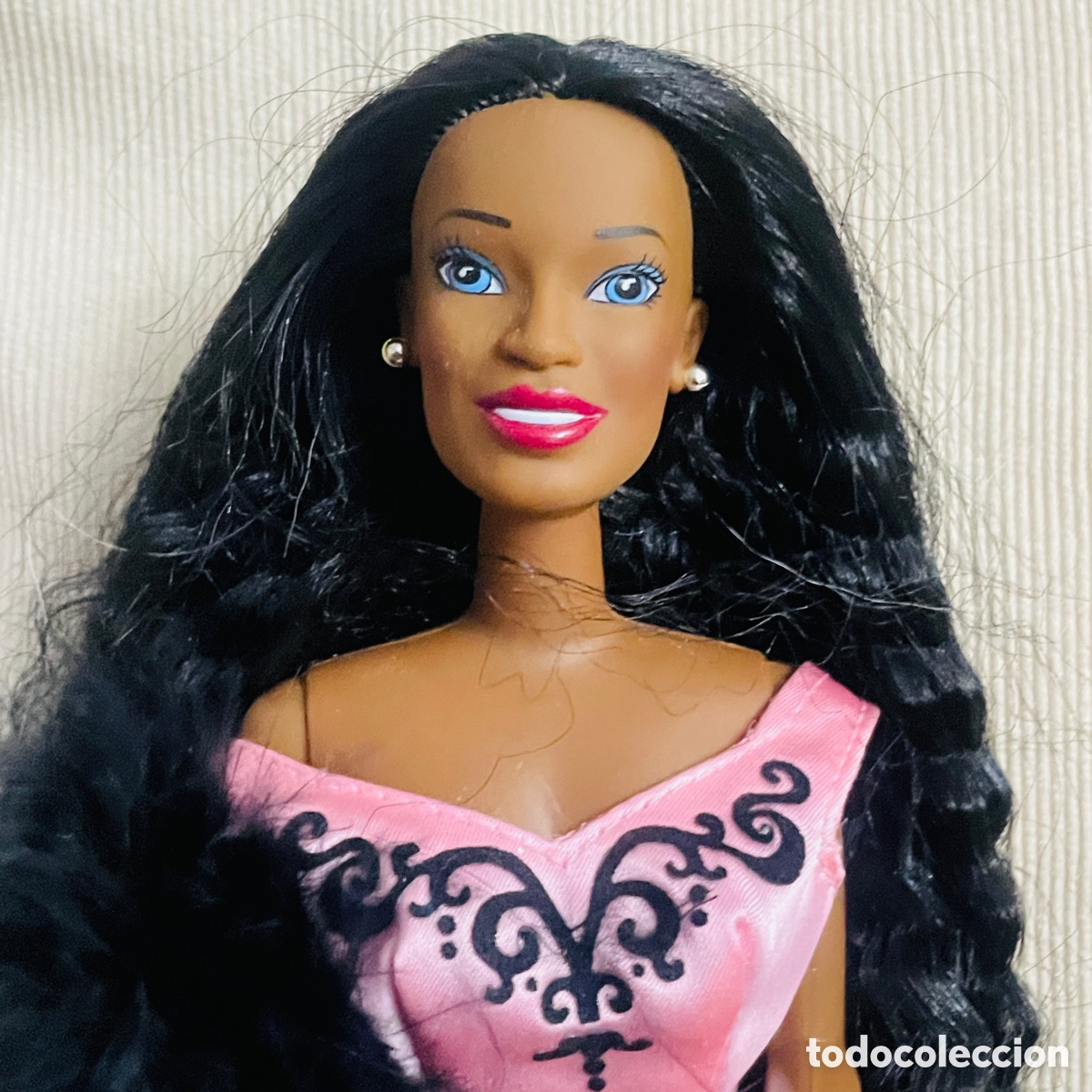 Segunda mano: Mu&ntilde;eca tipo Barbie morena con vestido rosa y negro