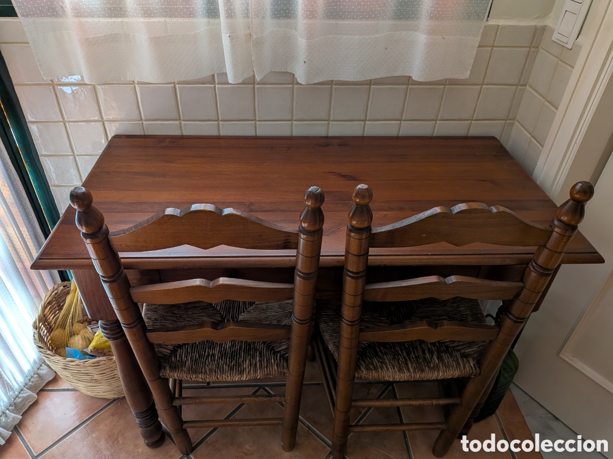 Segunda mano: Mesa de cocina y dos sillas de nea