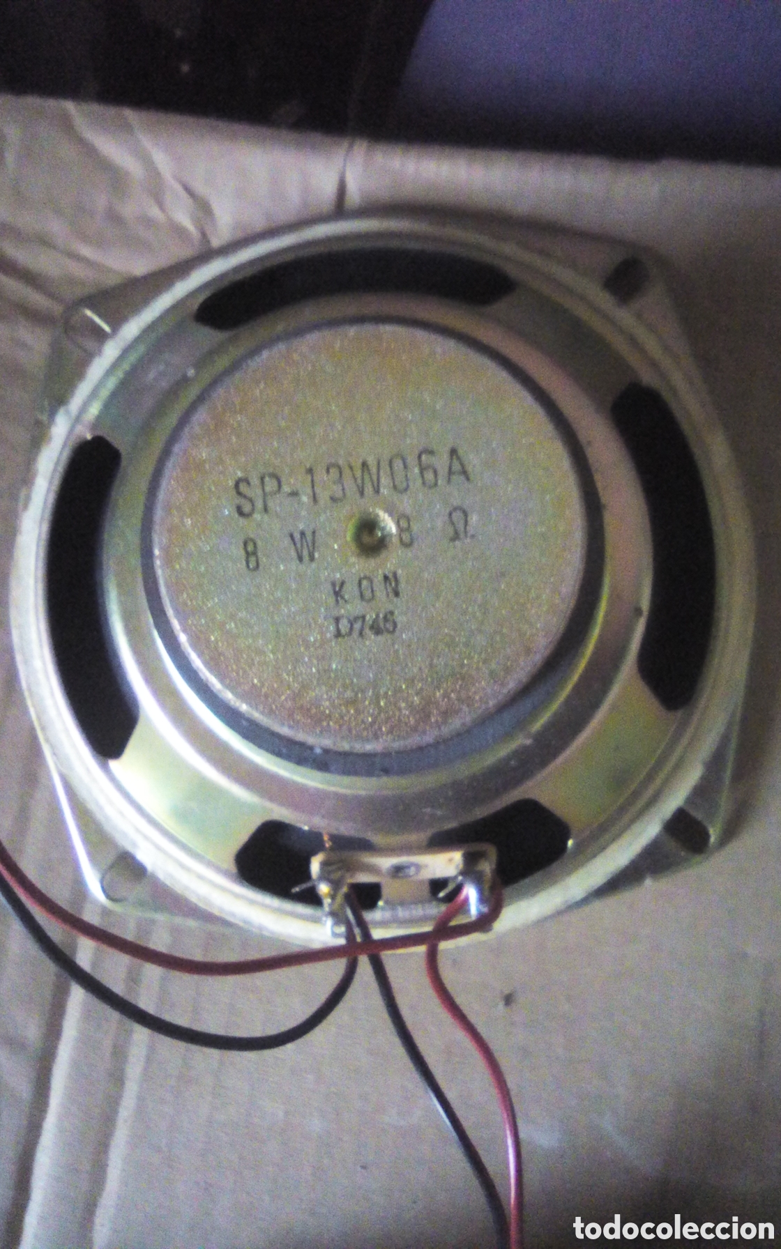 Segunda mano: Altavoz SP-13W06A. 8 W. 8 Ohmios. K0N. D746. Mide 13,5 x 6 cm.