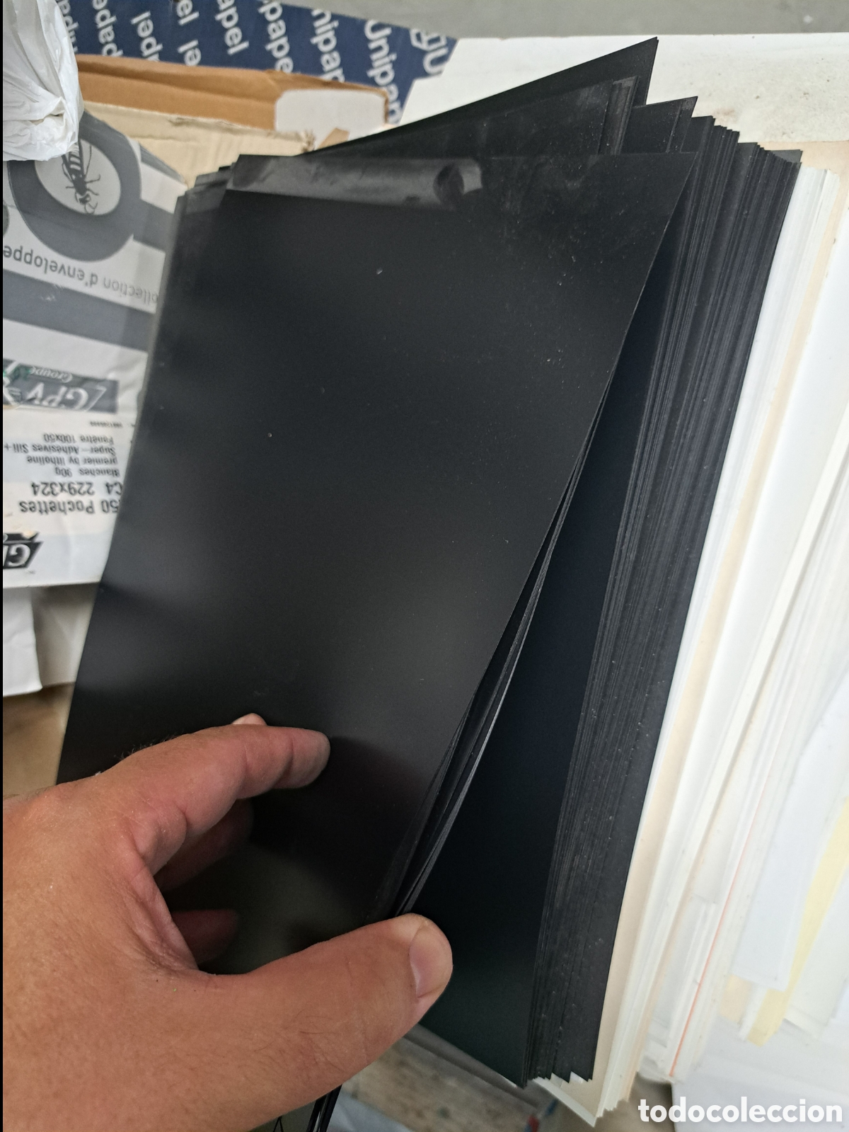Segunda mano: Jml Lote laminas A-4 negro plastico brillo. Sobre 150-200 uds.