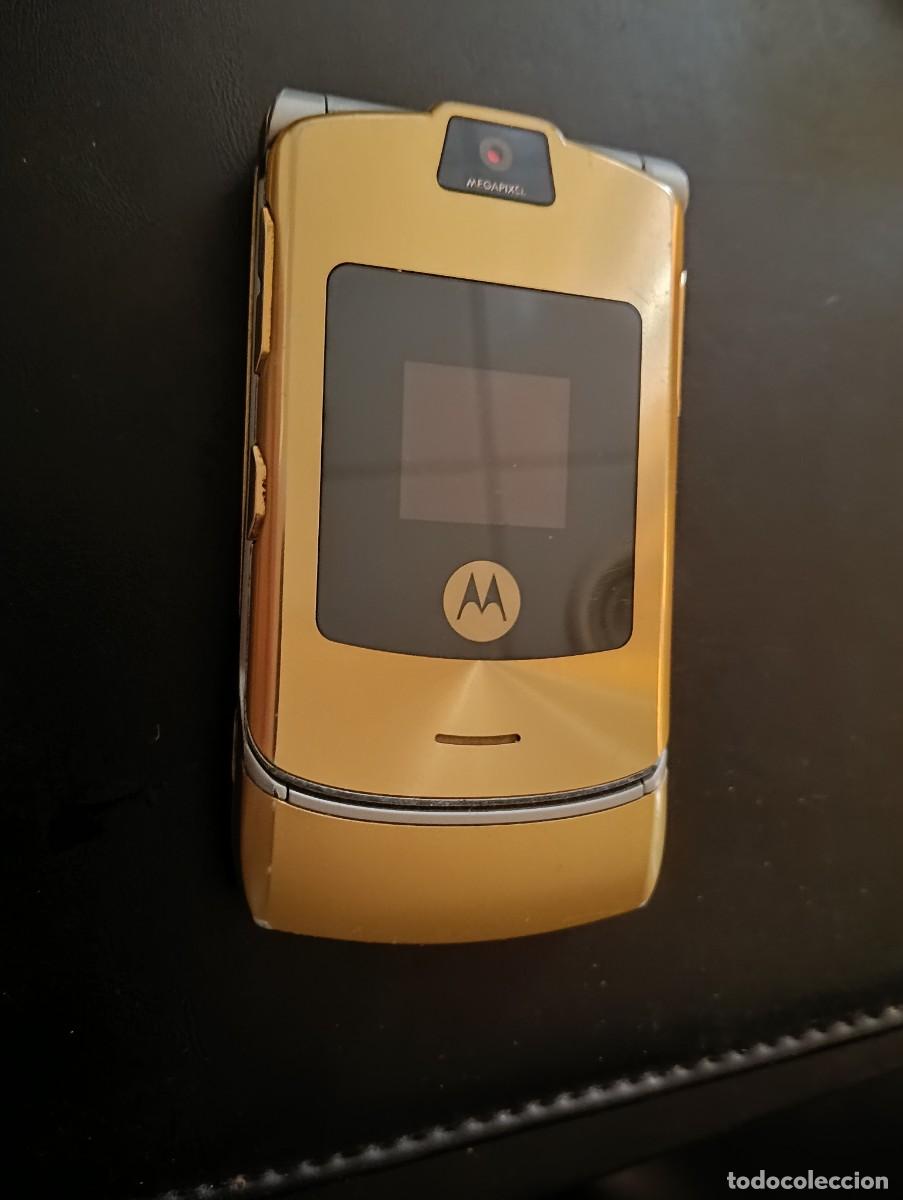 Segunda mano: ANTIGUO TELEFONO MOVIL DORADO MOTOROLA PLEGABLE - PUBLICIDAD DOLCE & GABBANA - MUY PIJO