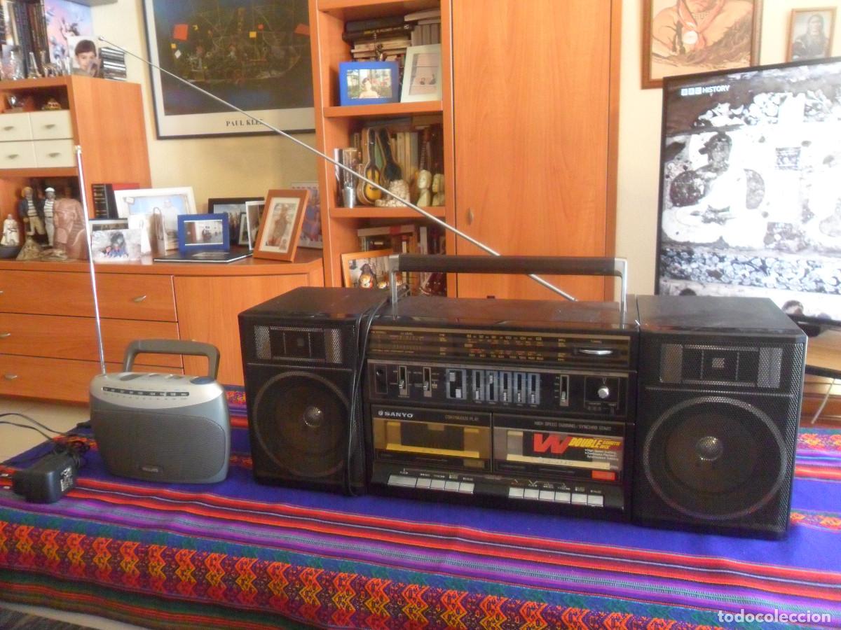 Segunda mano: FUNCIONANDO RADIOCASSETTE BOOMBOX DOBLE PLETINA SANYO C35. REGALO PHILIPS AE2150 PORTABLE RADIO.
