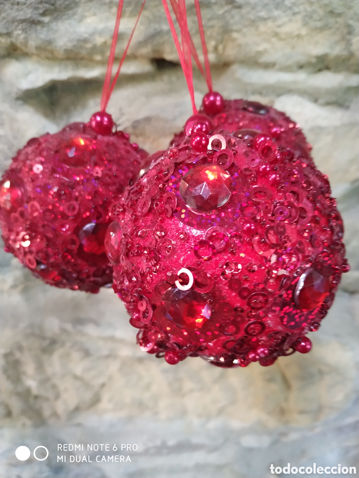 Segunda mano: Bolas navide&ntilde;as realizadas con lentejuelas