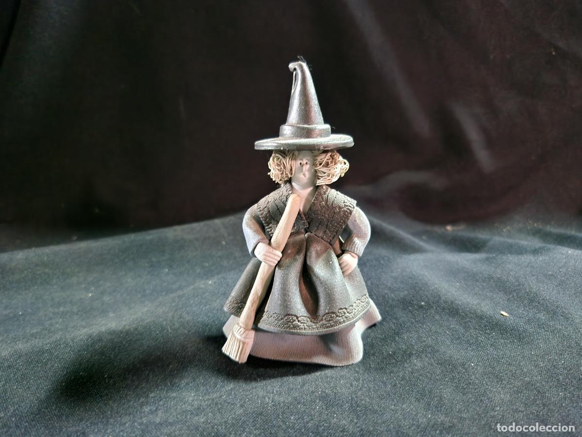 Segunda mano: BONITA BRUJA DE PORCELANA DECORATIVA