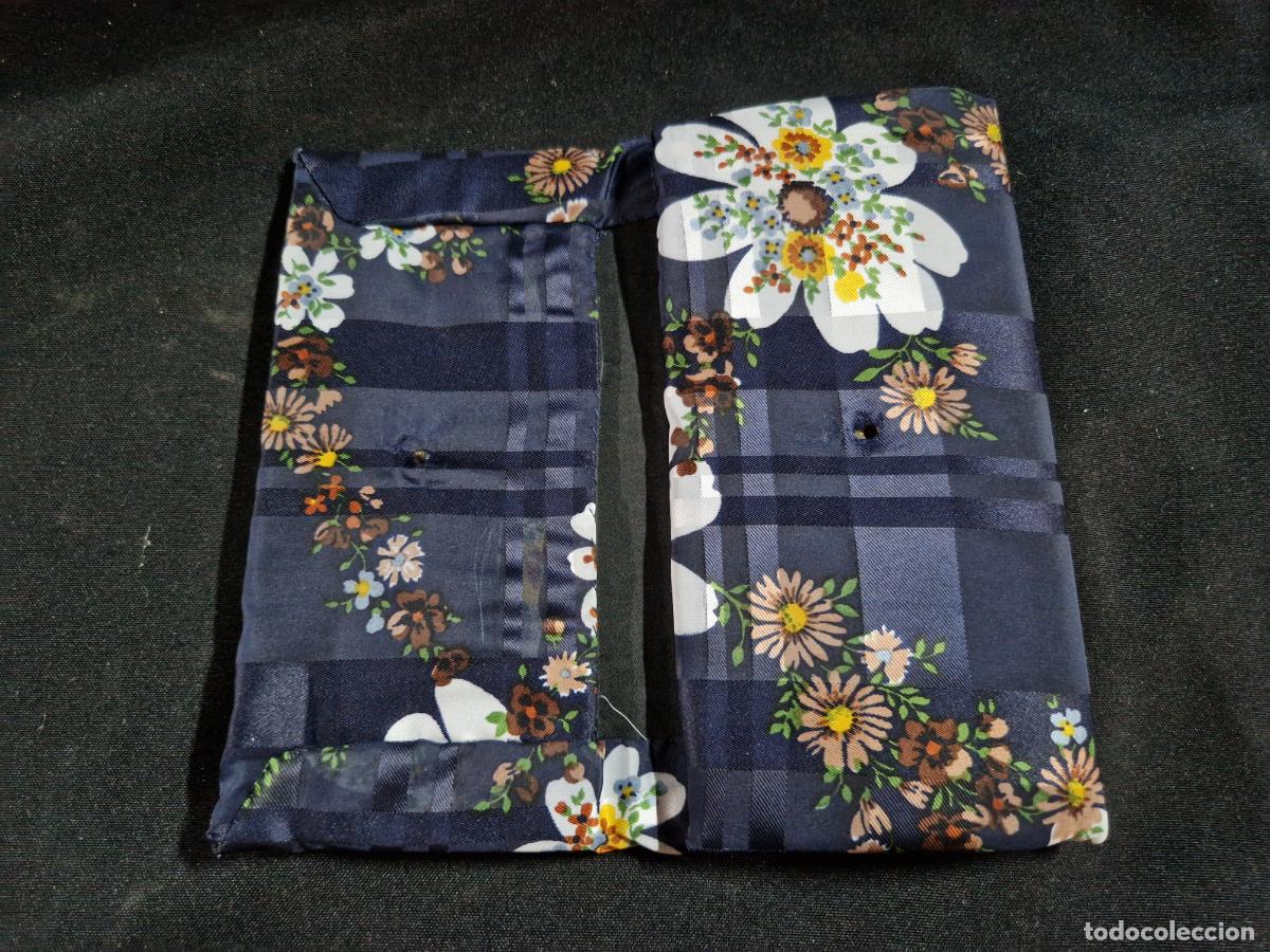 Segunda mano: BONITA CARTERA PARAMUJER. ESTAMPADO DE FLORES. - Foto 2