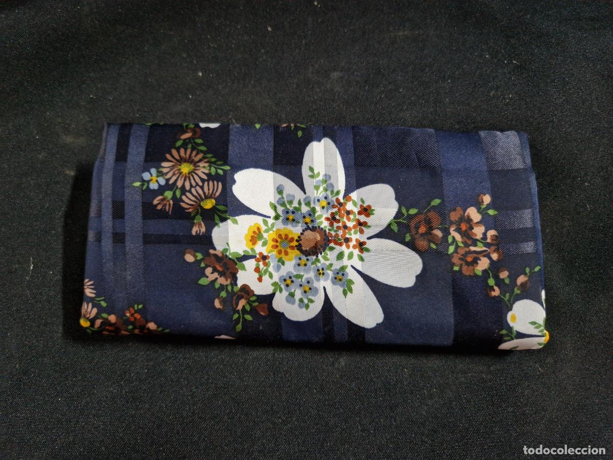 Segunda mano: BONITA CARTERA PARAMUJER. ESTAMPADO DE FLORES.