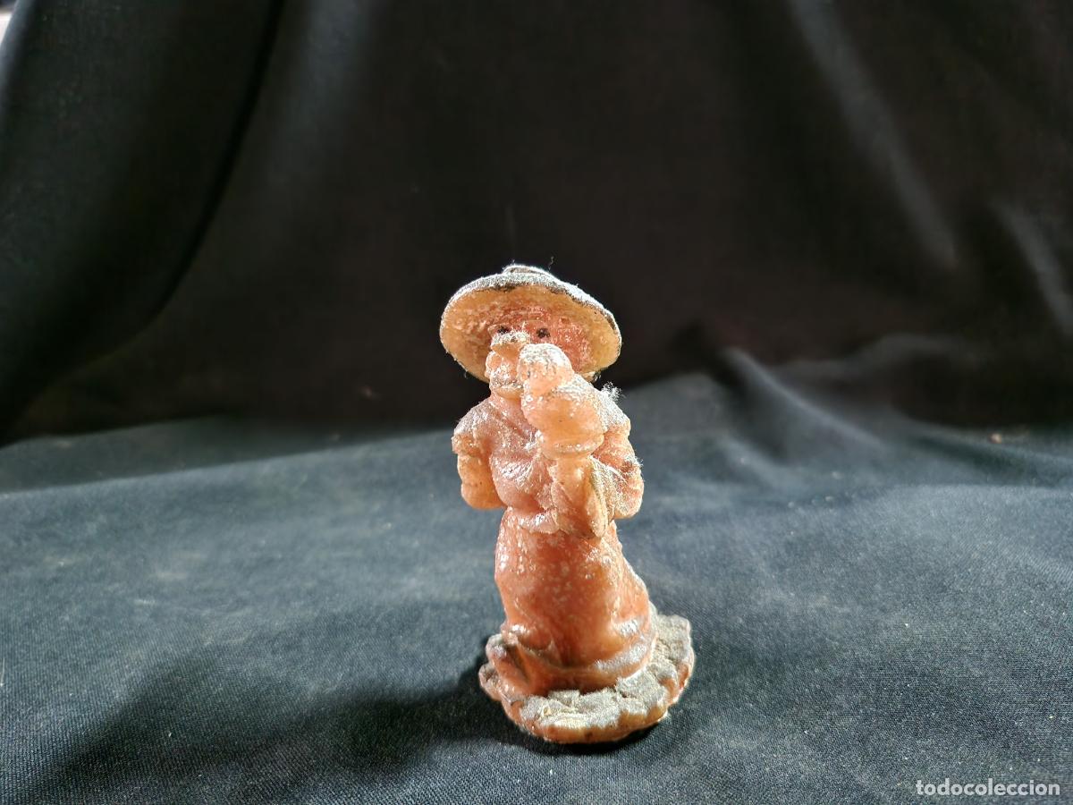 Segunda mano: BONITO BRUJA DE PORCELANA DECORATIVA.