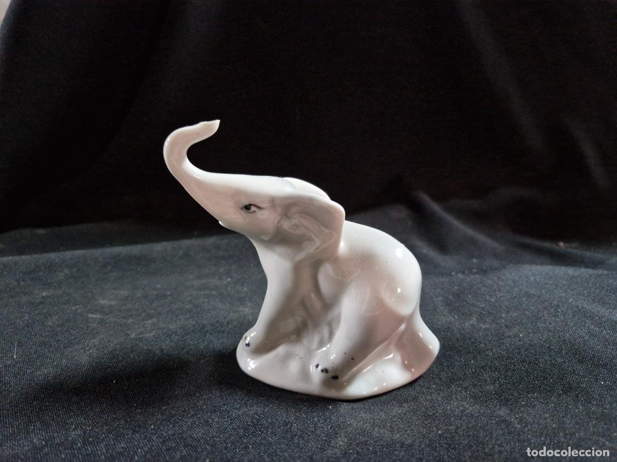 Segunda mano: BONITO ELEFANTE DE PORCELANA DECORATIVA.