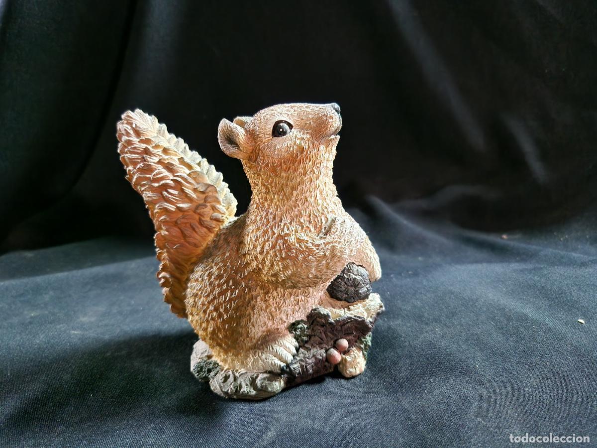 Segunda mano: BONITA ARDILLA DE PORCELANA DECORATIVA.