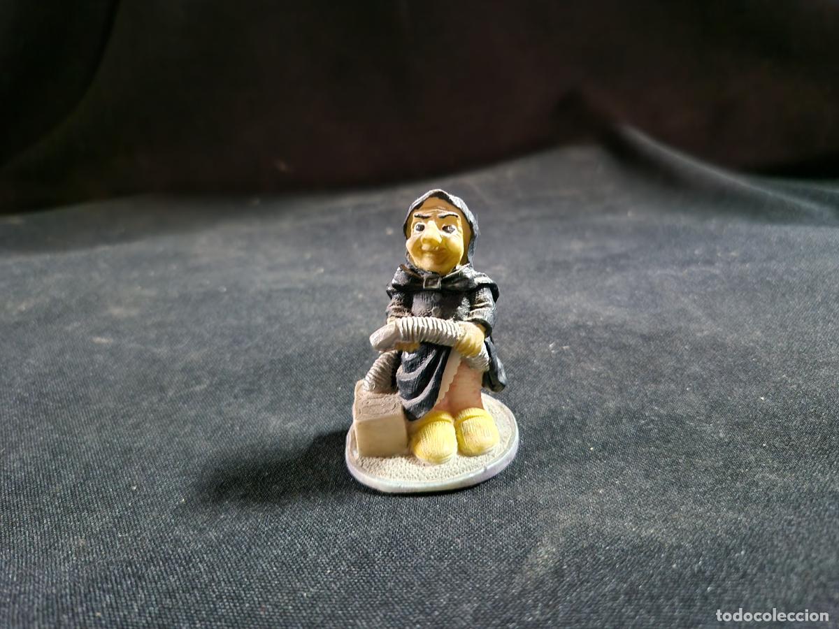 Segunda mano: BONITA BRUJA DECORATIVA DE PORCELANA.