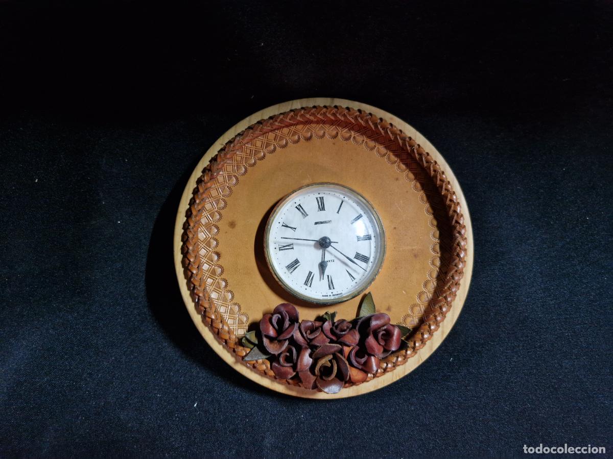 Segunda mano: BONITO RELOJ DE PARED. M.TERESA PADO CREACIONS EN PELL