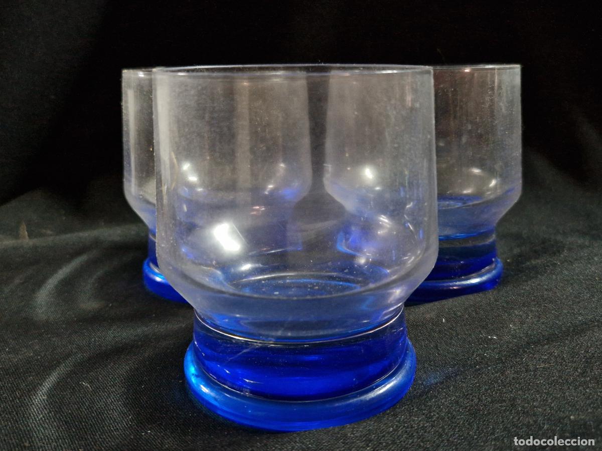 Segunda mano: 3 BONITOS VASOS DE CRISTAL. COLOR AZUL. MEDIDA 9*8