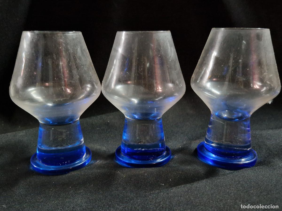 Segunda mano: 3 BONITOS COPAS DE CRISTAL. COLOR AZUL. MEDIDA 14*5
