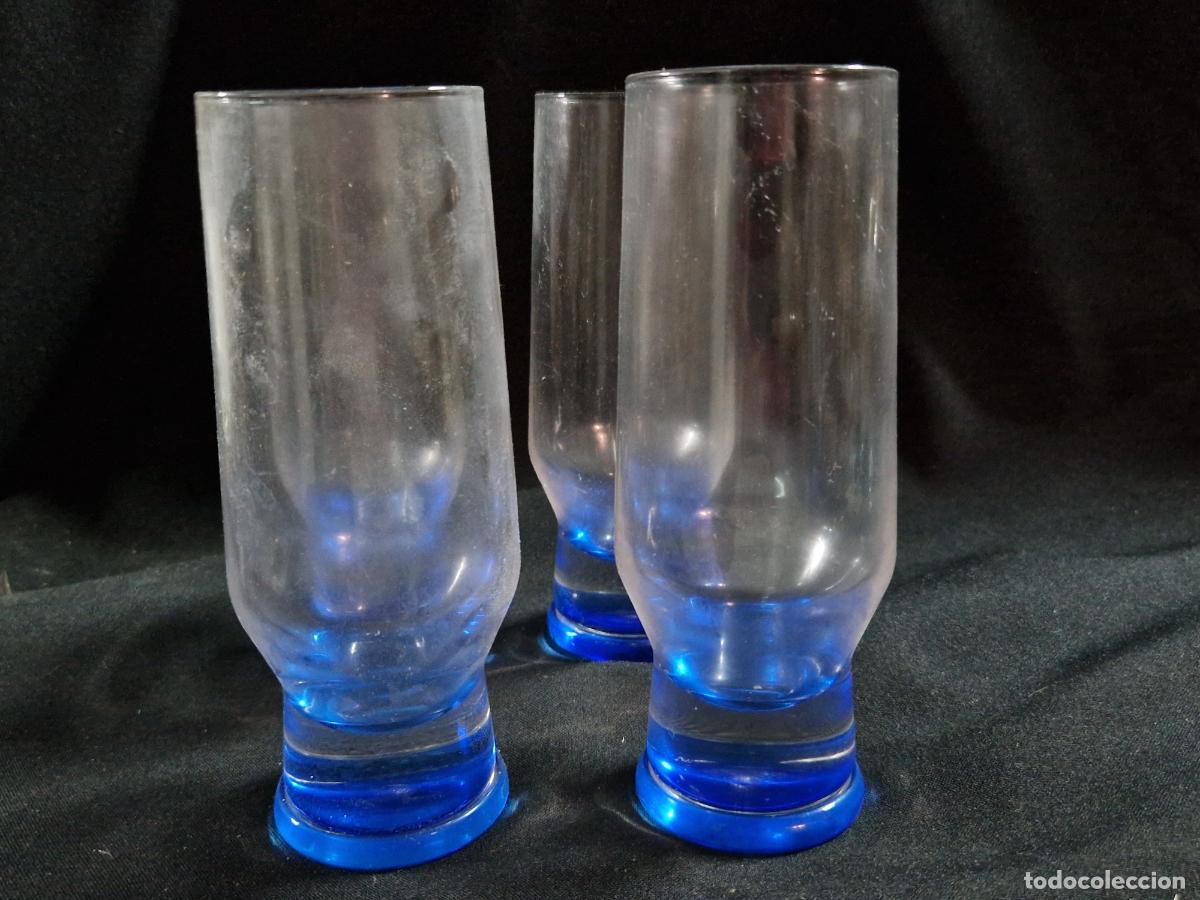 Segunda mano: 4 BONITOS VASOS DE CRISTAL. COLOR AZUL. MEDIDA 16*6