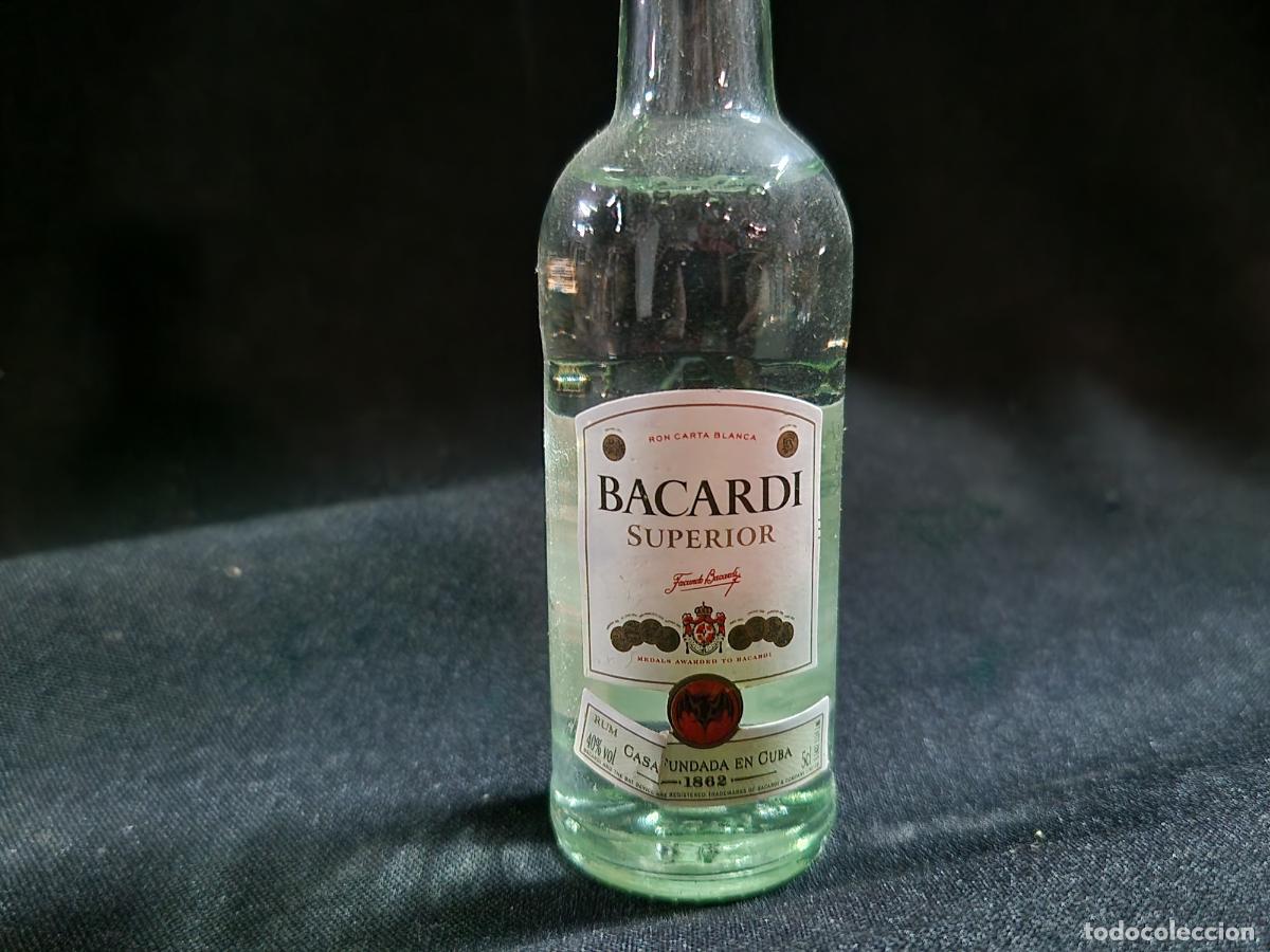 Segunda mano: BONITO BOTELLA MINI DE LICOR. COLECCIONABLE. BACARDI SUPERIOR. - Foto 2