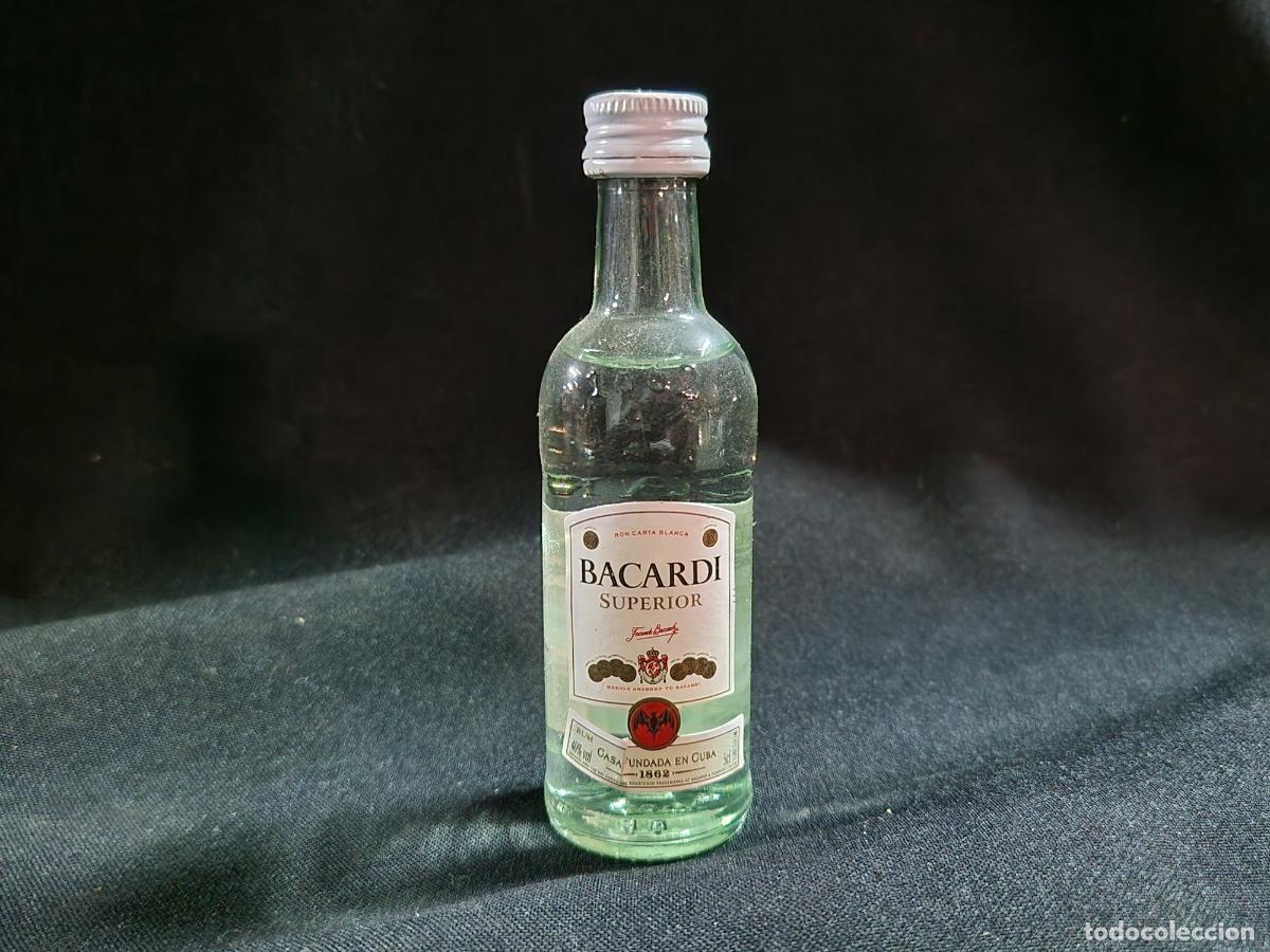 Segunda mano: BONITO BOTELLA MINI DE LICOR. COLECCIONABLE. BACARDI SUPERIOR.