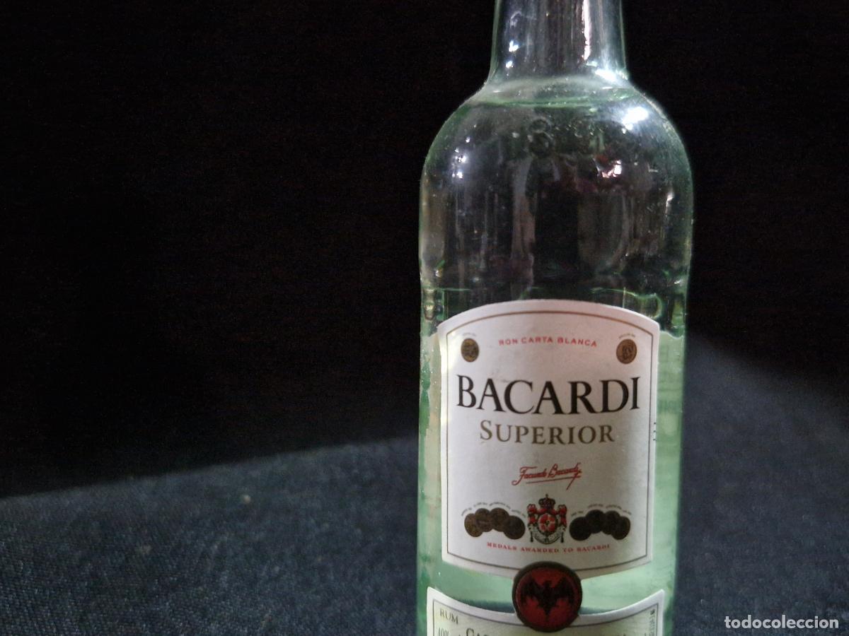 Segunda mano: BONITO BOTELLA MINI DE LICOR. COLECCIONABLE. BACARDI SUPERIOR. - Foto 2