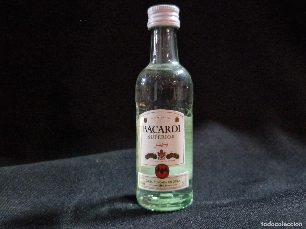 Segunda mano: BONITO BOTELLA MINI DE LICOR. COLECCIONABLE. BACARDI SUPERIOR. - Foto 1