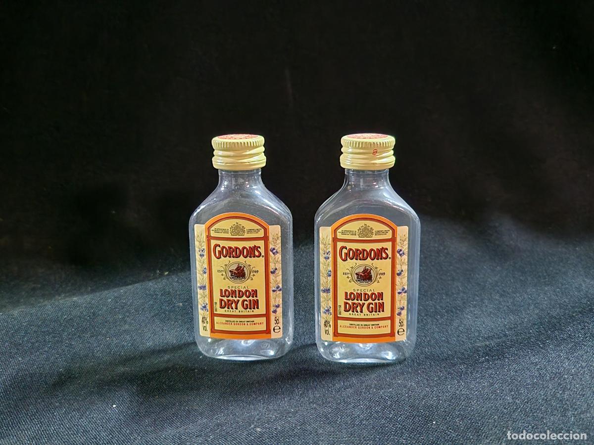 Segunda mano: 2 BONITAS BOTELLAS DE LICOR. COLECCIONABLE. GUARDAN'S LONDOND DY GIN. SON DE PLASTICO
