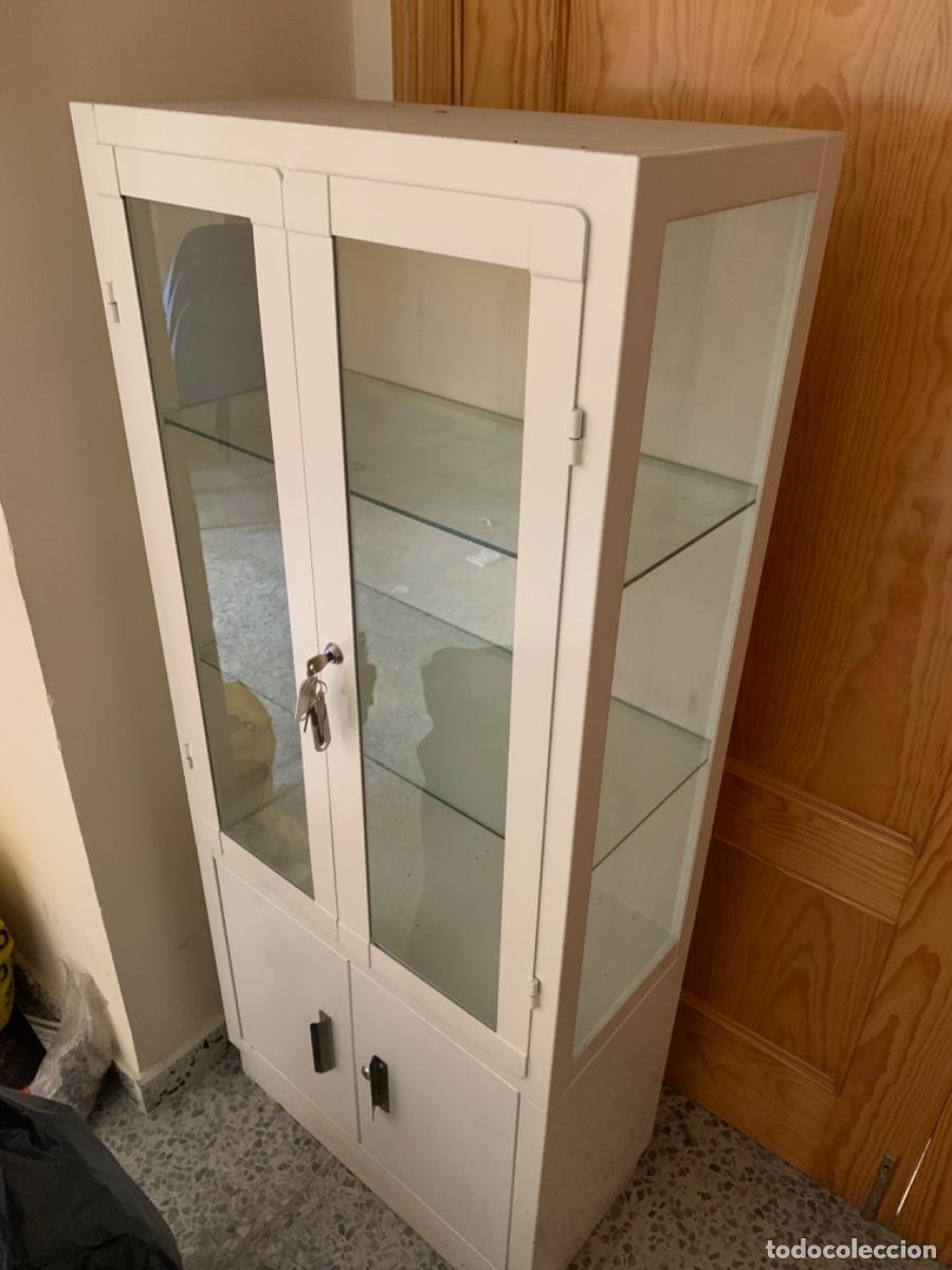 Segunda mano: Vitrina m&eacute;dica con llave y puertas de cristal