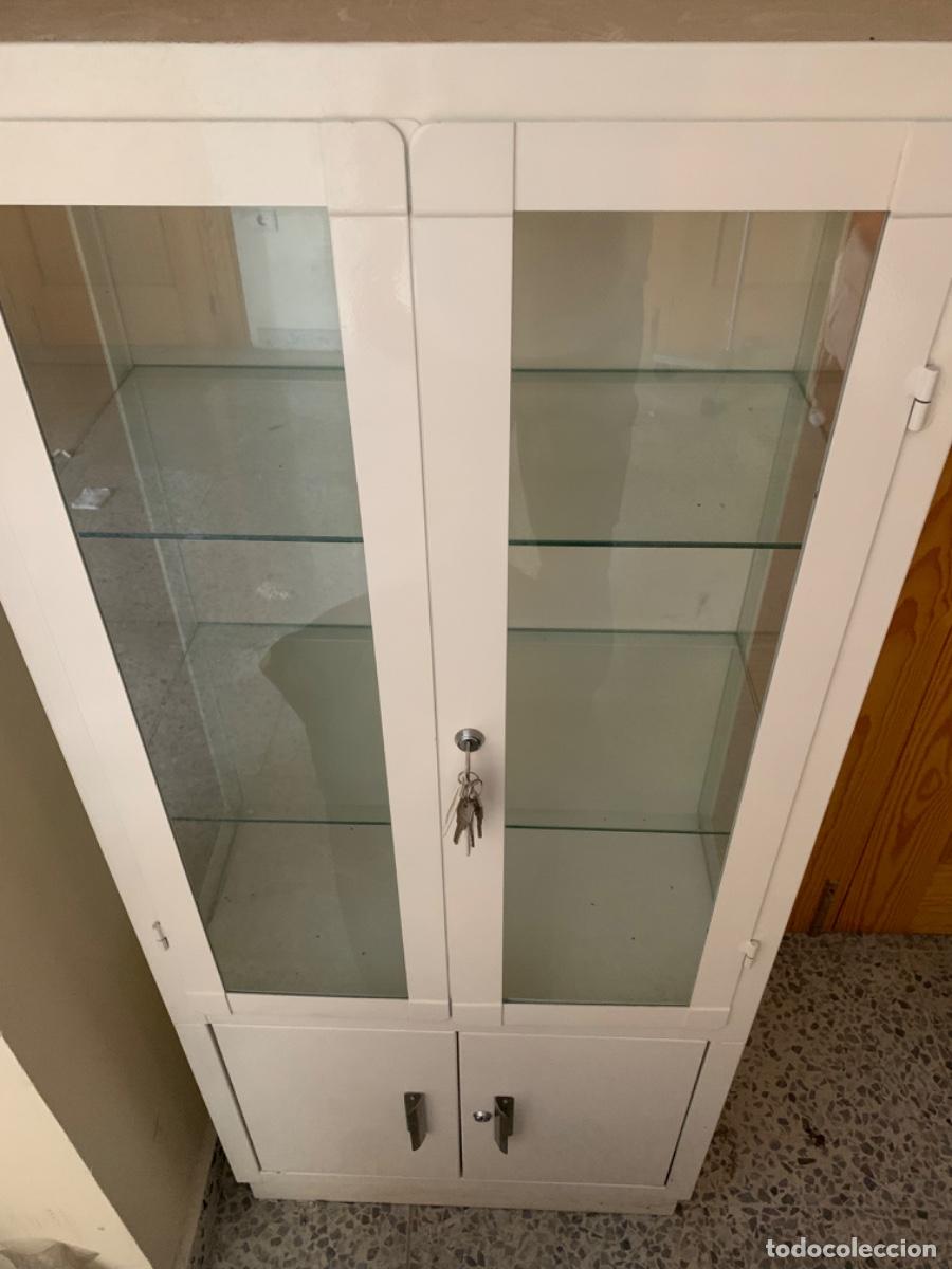 Segunda mano: Vitrina m&eacute;dica con llave y puertas de cristal - Foto 2