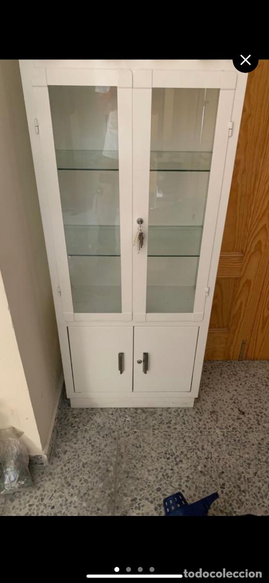 Segunda mano: Vitrina m&eacute;dica con llave y puertas de cristal - Foto 3