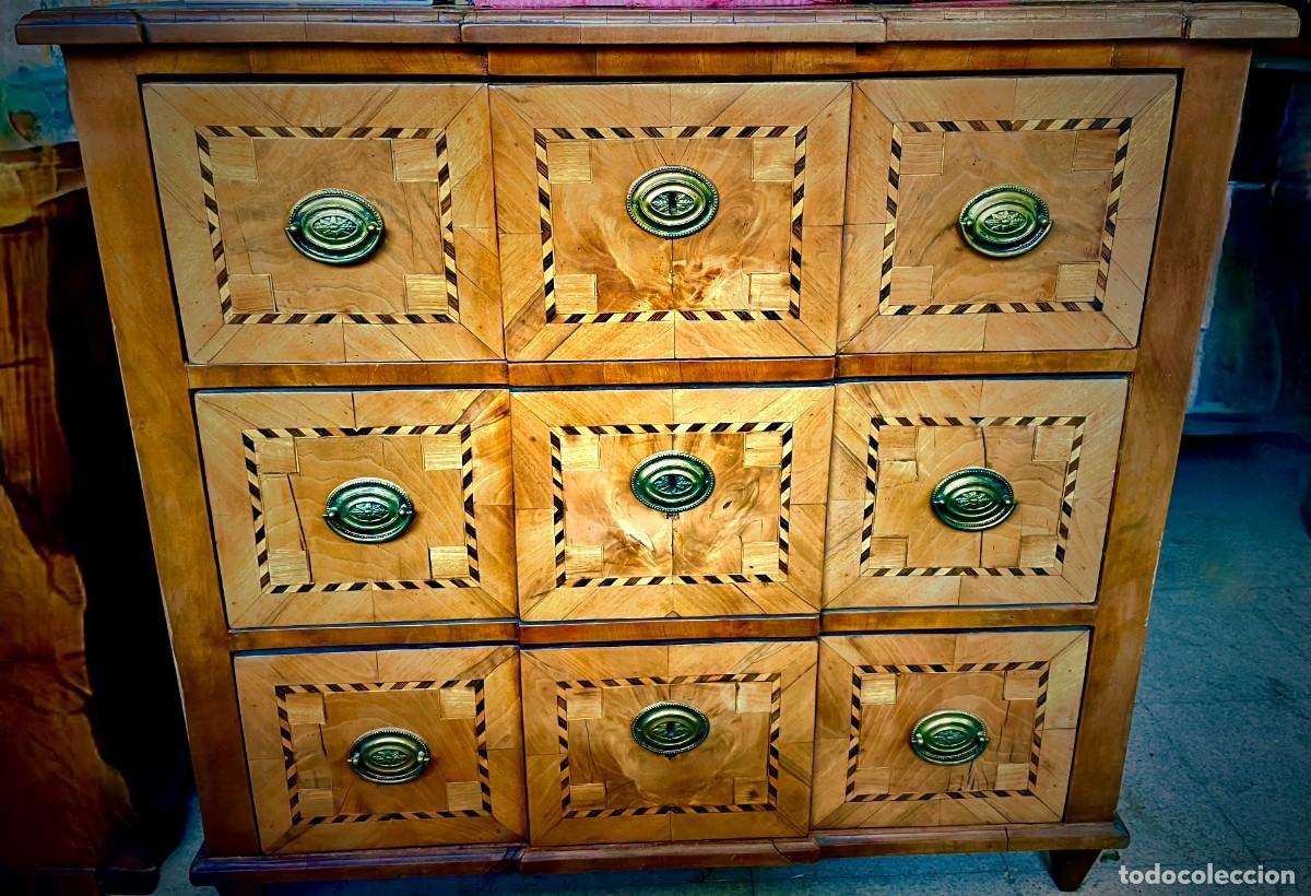 Segunda mano: C&oacute;moda de ebanister&iacute;a trabajada con madera incrustada de estilo Neocl&aacute;sico - Foto 3