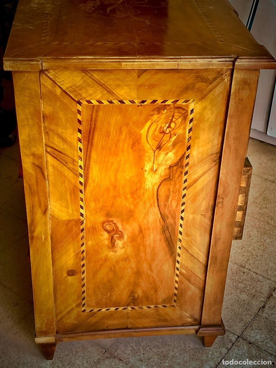 Segunda mano: C&oacute;moda de ebanister&iacute;a trabajada con madera incrustada de estilo Neocl&aacute;sico - Foto 7
