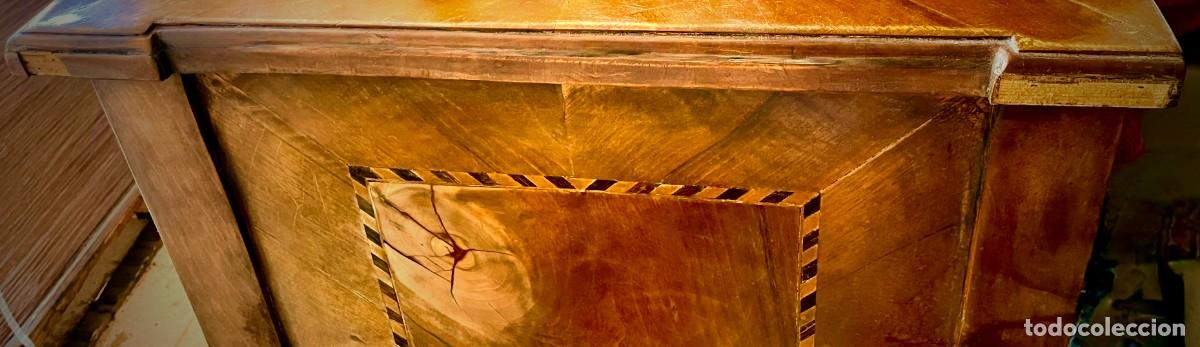 Segunda mano: C&oacute;moda de ebanister&iacute;a trabajada con madera incrustada de estilo Neocl&aacute;sico - Foto 10