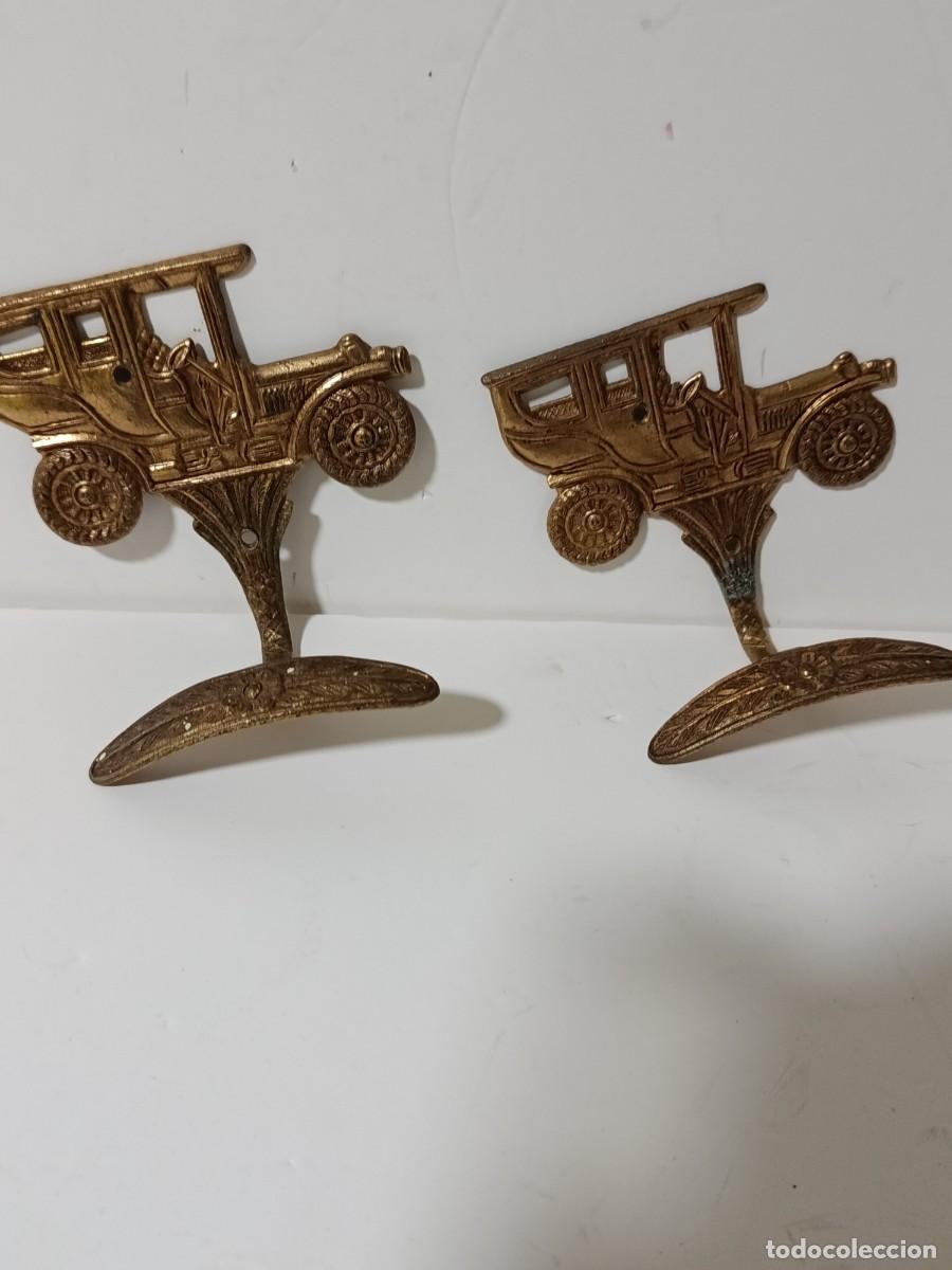 Segunda mano: DOS COLGADORES DORADOS. COCHES ANTIGUOS