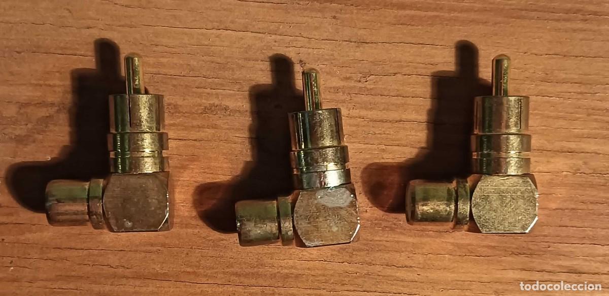 Segunda mano: ADAPTADORES RCA ACODADOS 90&deg; MACHO-HEMBRA DORADOS - LOTE DE 3 UNIDADES - MODELO ACTUAL