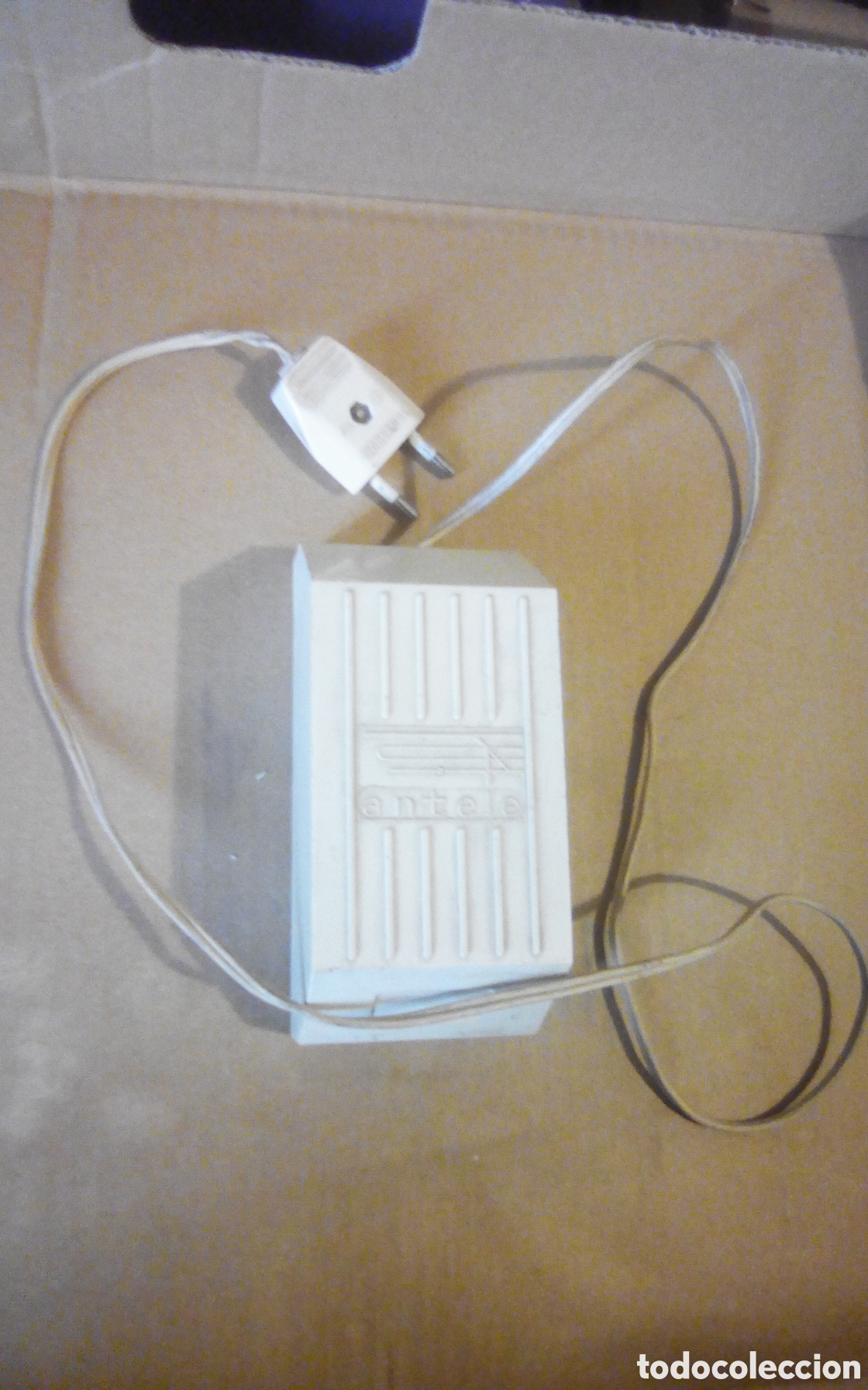 Segunda mano: Amplificador de se&ntilde;al de antena de televisi&oacute;n terrestre. Antele. Mide 13,5 x 6,5 x 5,5 cm.