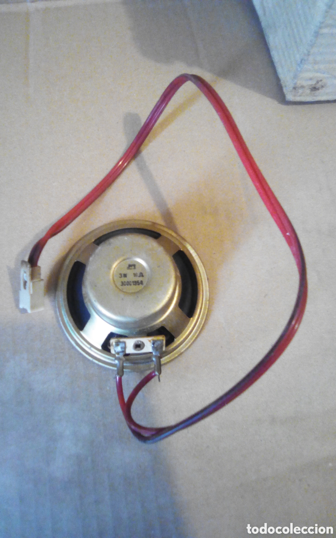 Segunda mano: Altavoz 3 W. 16 Ohmios. Ref. 3000, de 1954. Tiene rotura membrana 1 cm., a reparar. Mide 7,5 cm.