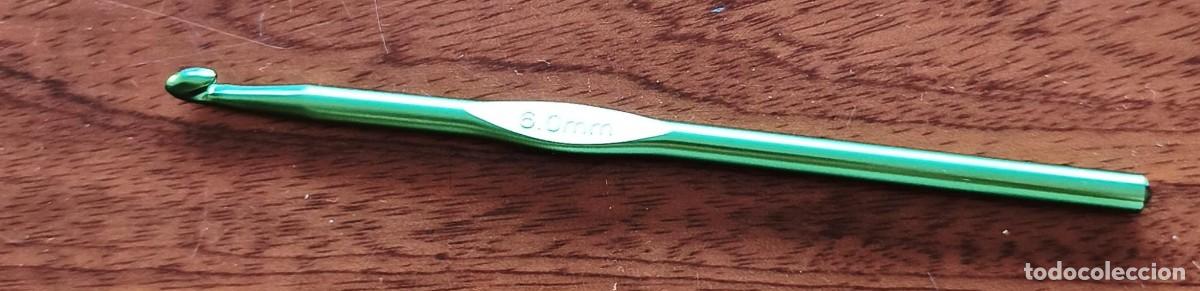 Segunda mano: Aguja ganchillo color verde - 6mm &acute;- 15 cm de largo