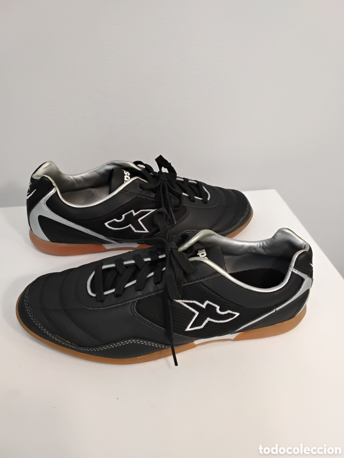 Segunda mano: Botas F&uacute;tbol Sala Kipsta Negras