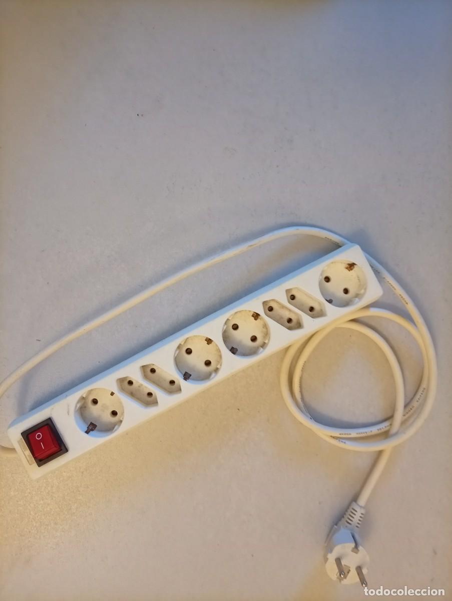 Segunda mano: Regleta blanca con ocho enchufes y un interruptor de encendido/apagado. - Ocho tomas de corriente.