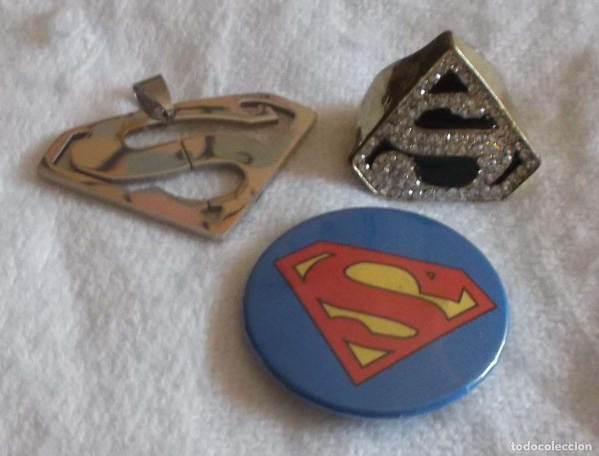 Segunda mano: anillo de metal - colgante plateado + chapa todo con la inicial de Superman