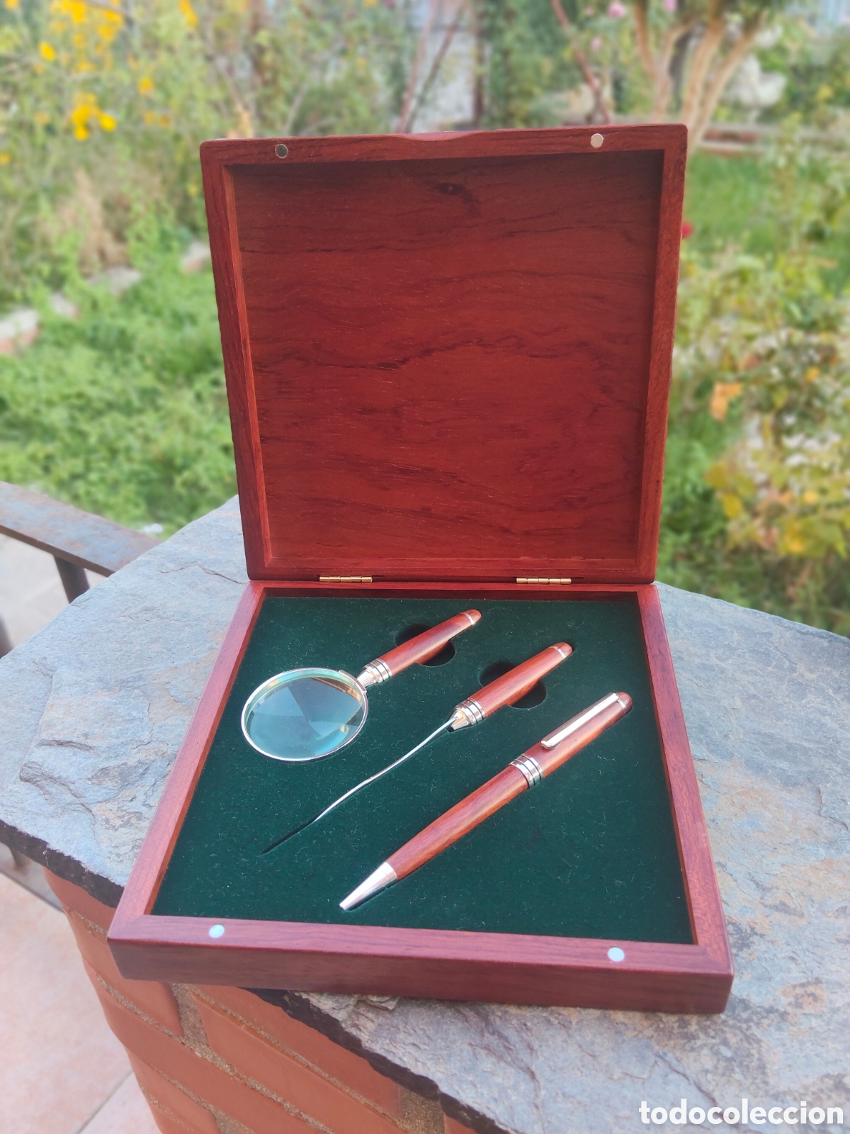 Segunda mano: Set de Escritorio Vintage en Caja de Madera - Lupa, Abrecartas y Bol&iacute;grafo